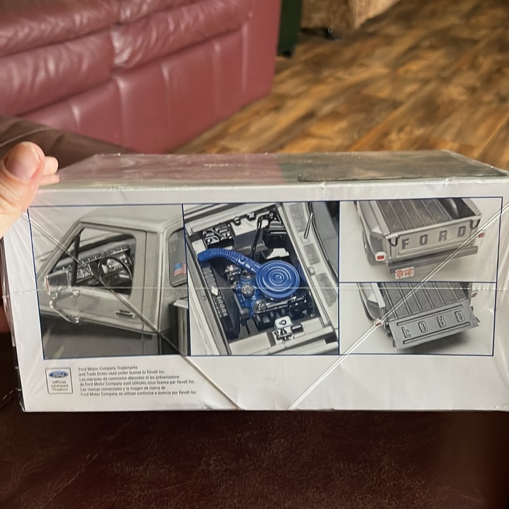 Ford Ranger Pickup Model Kit (NEW) - Picture 3 of 3